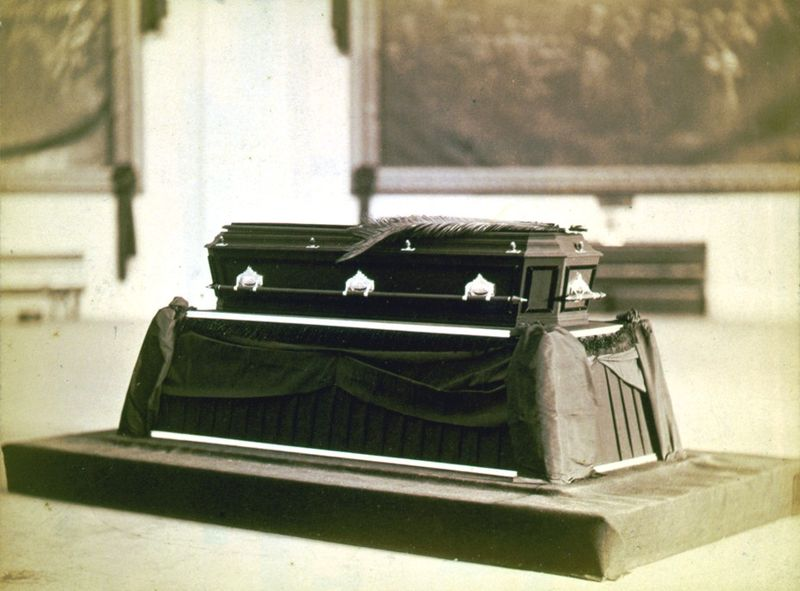Garfield’s coffin lying in state in the Capitol Rotunda. (Photo: Public domain)